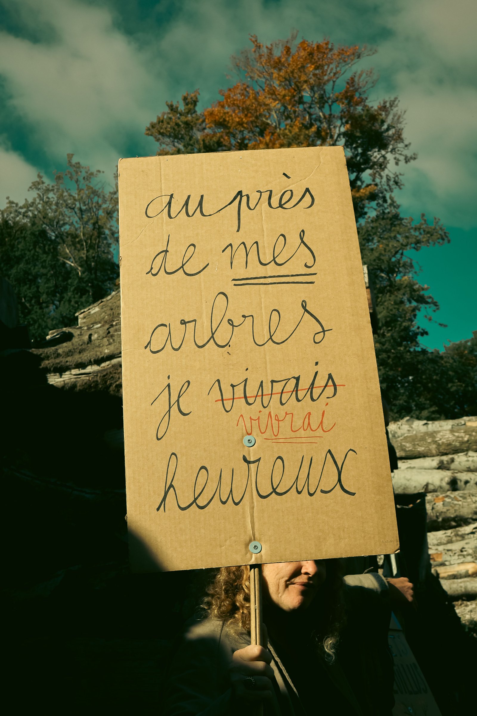 Une manifestante et son message